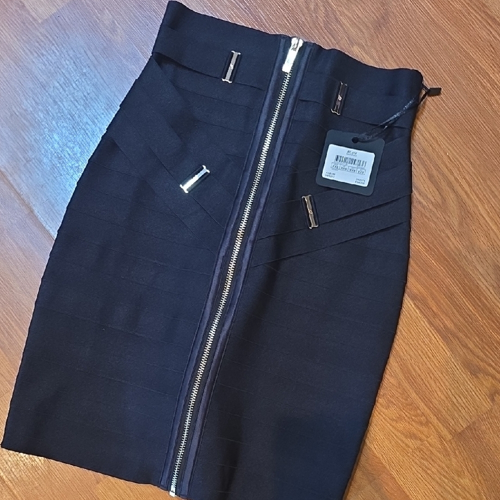 Elegant Black Zipper Skirt
